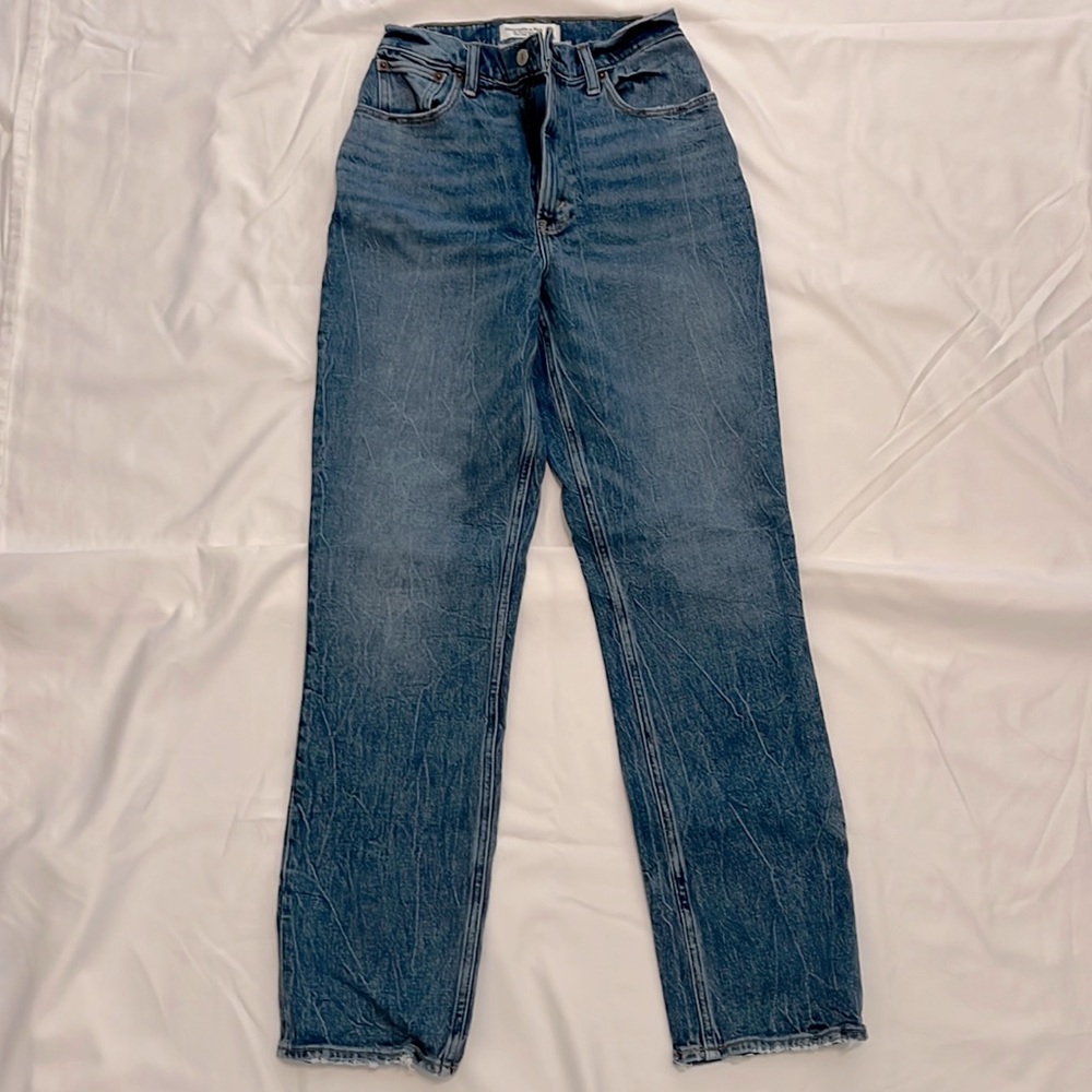 Abercrombie & Fitch women’s jeans. Size 26/2. 90s straight leg ultra high rise.